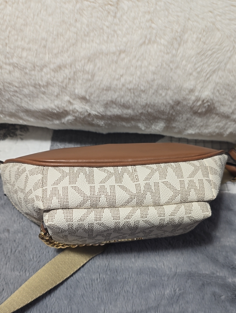 Michael Kors Beige Logo Crossbody Belt Bag with Gold Chain ✨️💖 - Picture 3 of 9